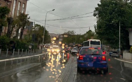 Policia apelon për kujdes në trafik pas reshjeve të shiut