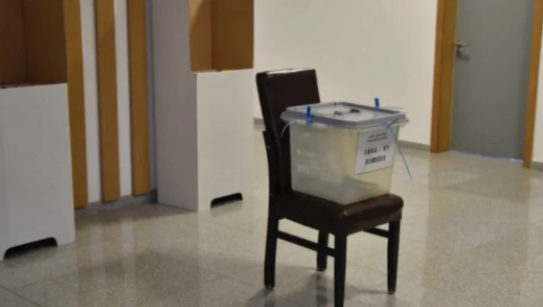 Mbyllen qendrat e votimit në veri të Kosovës, a mbesin shqiptarët në krye të komunave me shumicë serbe?