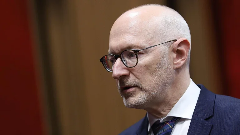 Ambasadori francez vizitoi qendrën e votimit në Mitrovicë të Veriut