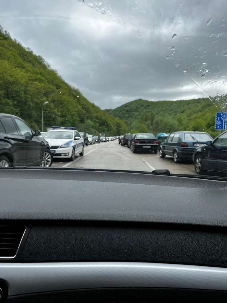 Serbia i liron tre policë të Kosovës