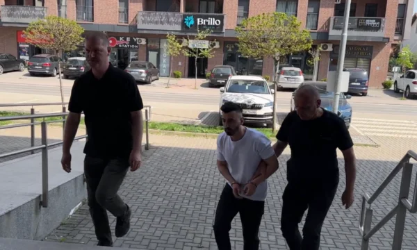 Me pranga në duar, i dyshuari për vrasjen e 21-vjeçares dhe plagosjen e vëllait të saj dërgohet në gjykatë