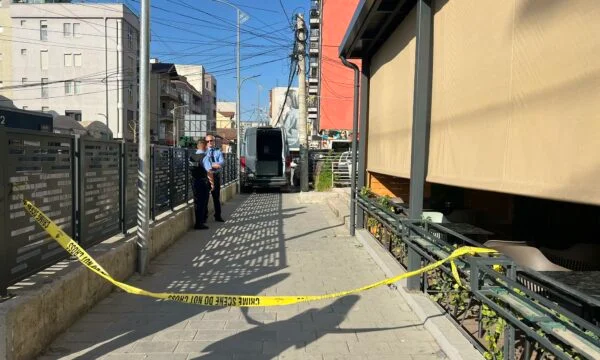 Tërhiqet nga ekipi i Forenzikës trupi i viktimës që u vra nga ish-bashkëshorti në Ferizaj