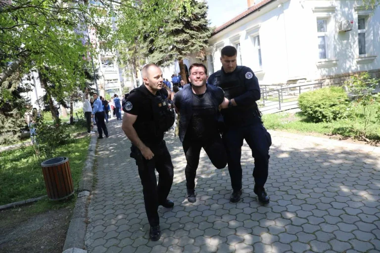 “Fluturon, fluturon Rroni”, Policia arreston aktivistin Gjinovci