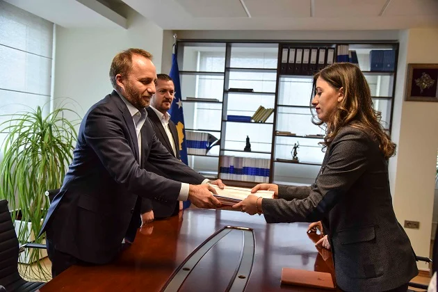 Akuzat në distancë për rastin “Dehari”: Albulena Haxhiu e quan Tahirin ish “ministër shurdhues”