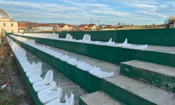 E tmerrshme! Disa të rinj në Lipjan, i dëmtojnë qëllimshëm ulëset në fusha të sportit