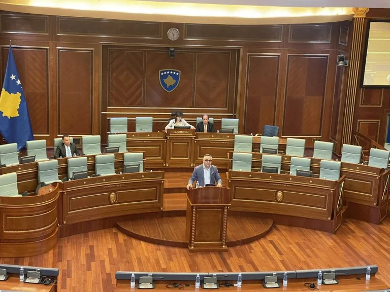 Tahiri, qeverisë: Kjo është një maskaradë, është totalisht injorim i kabinetit qeveritar ndaj institucionit të Kuvendit