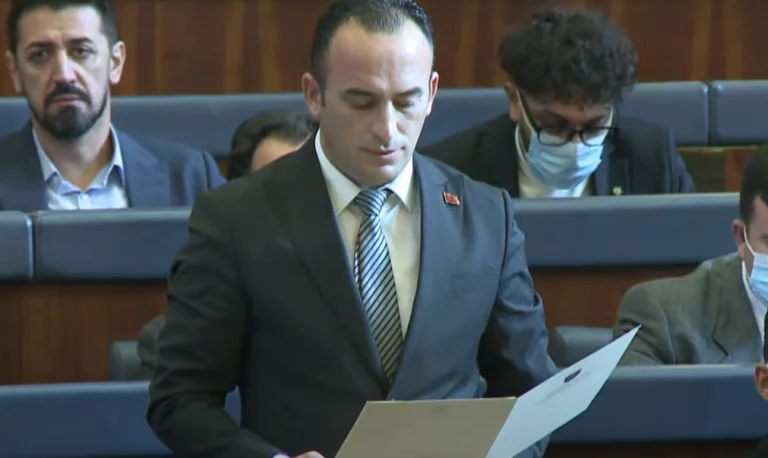“Atyre ju ka mjaftuar komoditeti në zyrat e tyre në Kryeqytet”, deputeti i VV-së akuzon Qeveritë e kaluara edhe për çështjen e dinarit