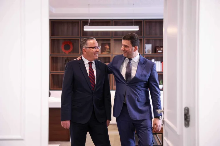 Memli Krasniqi propozon Bedri Hamzën kandidat të PDK-së për kryeministër: Do t’i japim Kosovës drejtim të ri