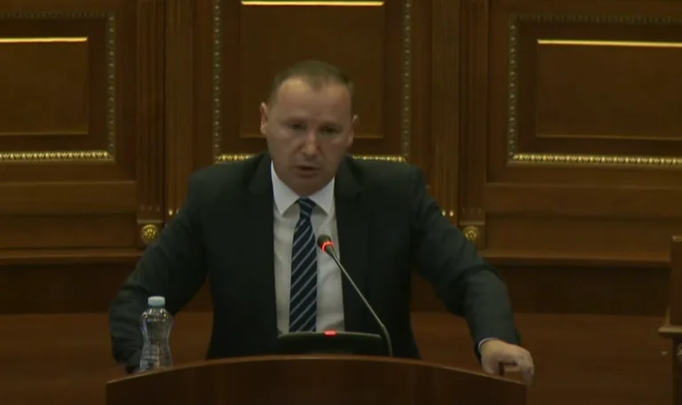 “O të poshtër, keni kriju klan mafioz,” Zemaj thotë se ka marrë rreth 20 telefonata, vetëm pse ka kërkuar qasje në dokumete publike në Ministrinë e Shëndetësisë