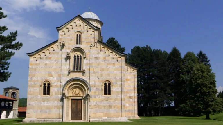 Zyrtare: Manastiri i Deçanit regjistron pronësinë e 24 hektarëve tokë