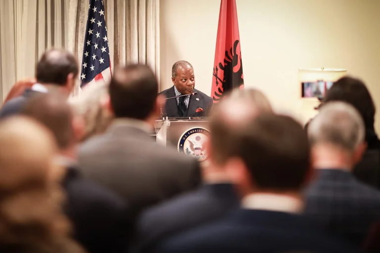 Osmani sot pret në takim Ndihmës Sekretarin amerikan, Todd Robinson
