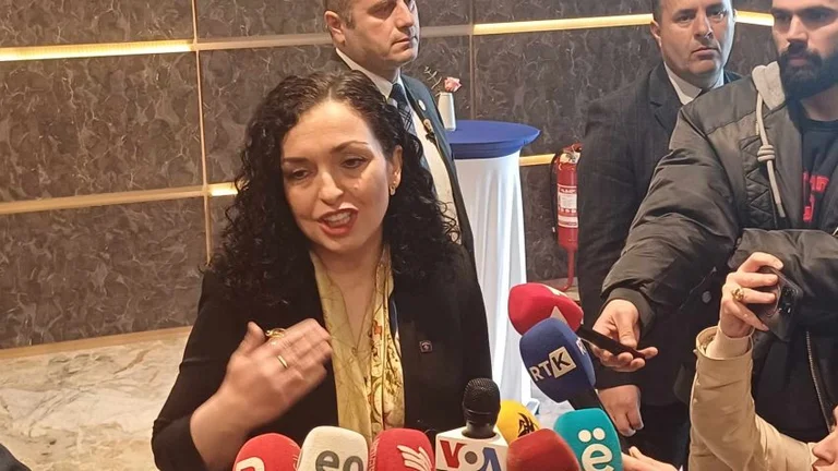 Osmani e ashpër me ambasadorin Hill: Serbia fle mbi varreza masive, mos ofendo viktimat e Milosheviqit