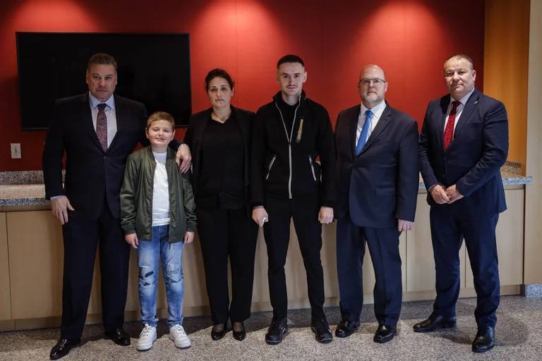 Escobar gjatë vizitës në Kosovë takoi familjen e policit Afrim Bunjakut