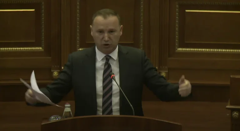 “Ngoni hajna…”, Armend Zemaj shpalos statistika për kontrata njëburimore të nënshkruara nga Qeveria: Bojleri i VV-së po del të jetë kazan i madh
