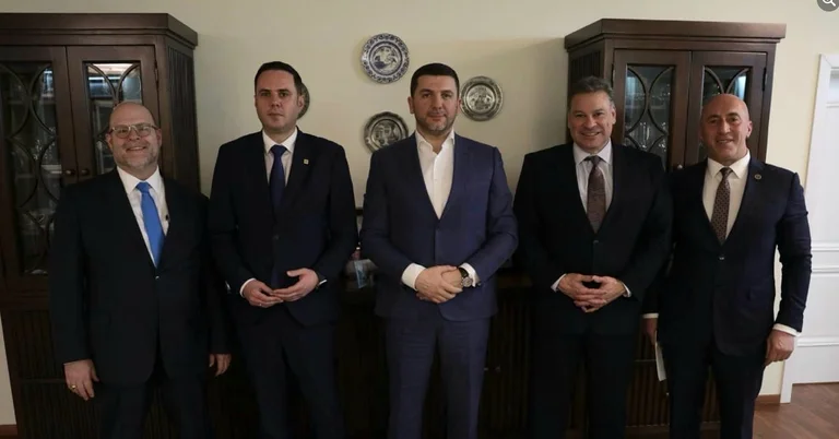 Memli Krasniqi jep detaje nga takimi i opozitës me Escobarin dhe Hovenierin