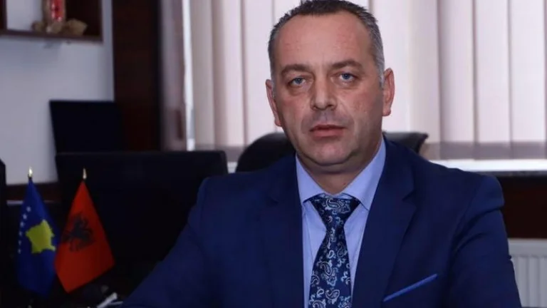 “Jam duke vozitur”-Kryetari i Deçanit deklarohet pas vendimit të Kurtit për pronën e Manastirit të Deçanit