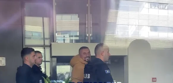 “Kobra” mbërrin i buzëqeshur në Gjykatë, pritet të mbahet seanca fillestare në rastin ku akuzohet për vrasjen e të riut nga Kukësi