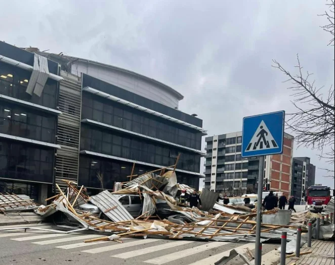Komuna e Përparim Ramës lidh kontratë me procedurë të njëanshme për ndërtimin e kulmit që “fluturoi” në Arbëri