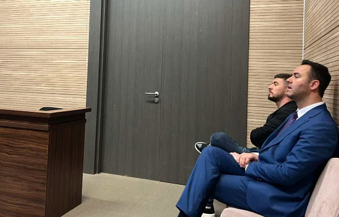 ‘Pse bre po na mundojnë kaq’: Konjufca pyet Lekajn në gjyqin për gazin