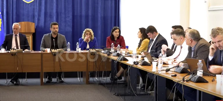 ‘Nuk na intereson çka ke pa ëndërr, as në cilin krah je çu’: Hallakamë në Komisionin ku është thirrë urgjentisht KPM-ja