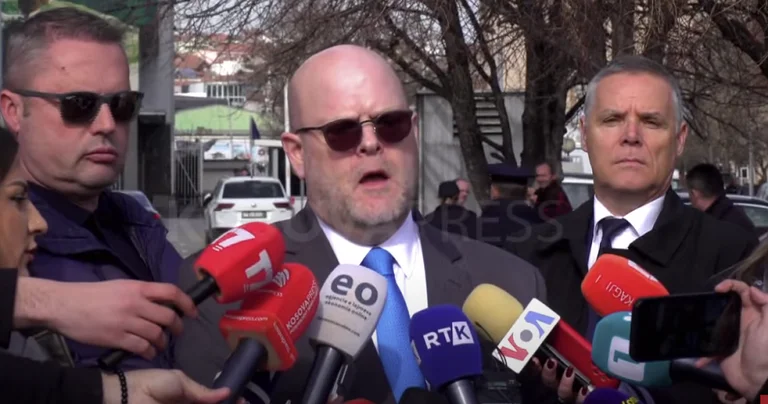 Hovenier pas takimit me Kurtin: Nëse Qeveria nuk bashkëpunon me ne, kjo do të ndikojë në partneritetin tonë