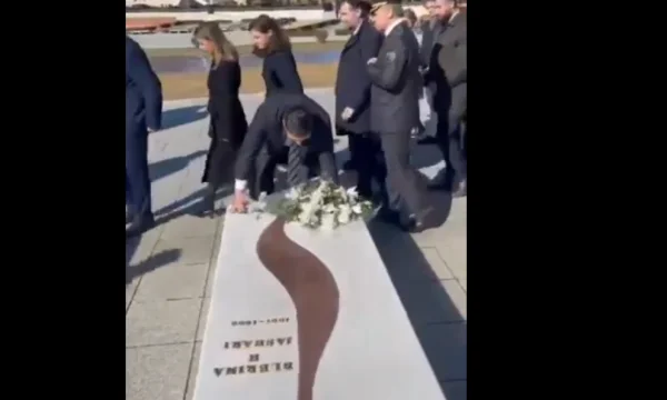 Politikani serb Sandulovic rikthen vizitën tek varrezat e Jasharajve: Kërkova falje, edhe për ata që s’kërkuan