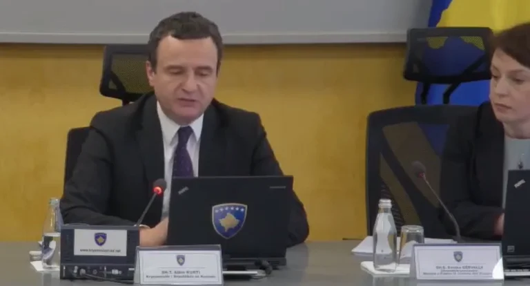 Kurti për njohjen e targave RKS nga Serbia: Manovër e Vuçiqit