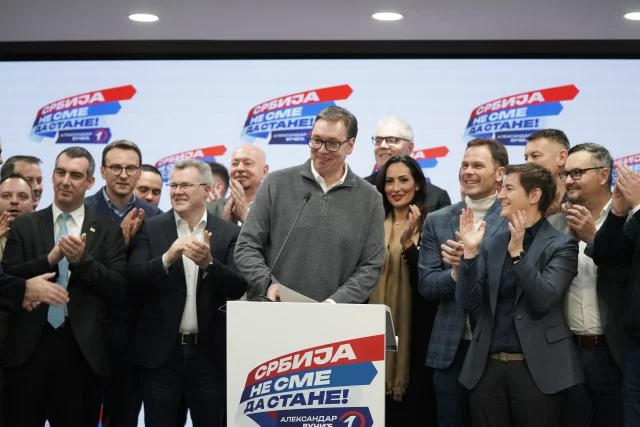 Çka duhet të dini: Populistët fitojnë në Serbi mes akuzave për vjedhje votash, shkruan Guardian