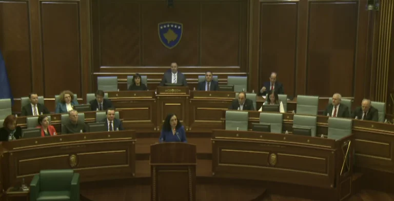 Fjalimi i Presidentes bojkotohet nga PDK dhe AAK: Nuk shihen as disa ministra të Qeverisë