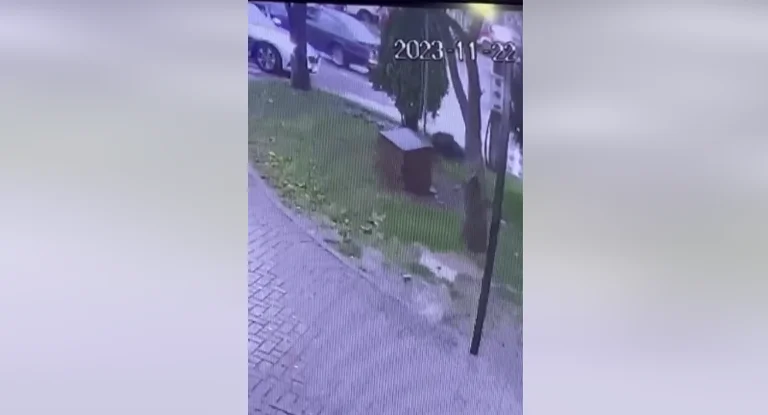 Publikohet momenti i plagosjes së zyrtarit policor në grabitjen e argjendarisë në Suharekë
