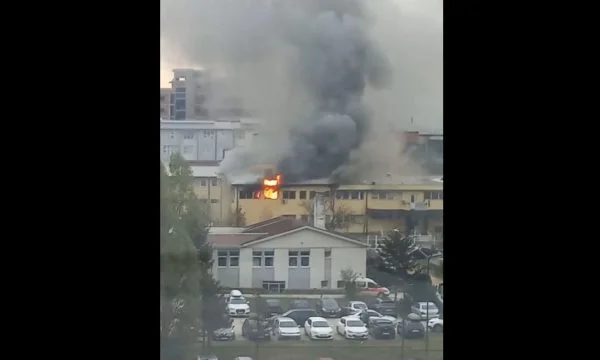 Zjarri i madh në QKUK, Policia: Janë djegur dy zyra të Institutit të Mjekësisë Ligjore