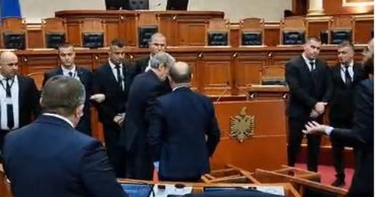 Tensione në parlamentin shqiptar, deputeti demokrat: Jeni gati të na hiqni edhe brekët