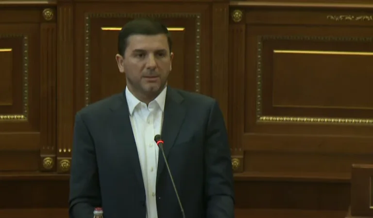 “O Albin o trim, si me nënshkrim si pa nënshkrim, ti ke bo pranim” – Memli Krasniqi thur vargje për Kurtin