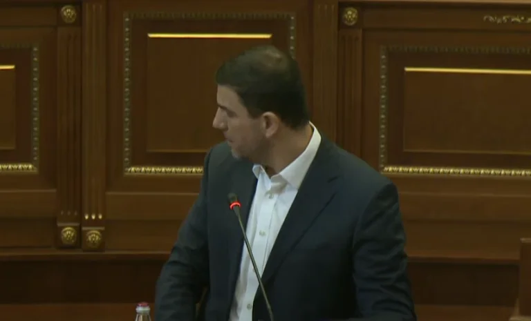 “A u qetësove, a je mirë?” – Memli Krasniqi iu drejtohet Kurtit pas raportimit për Zajednicën
