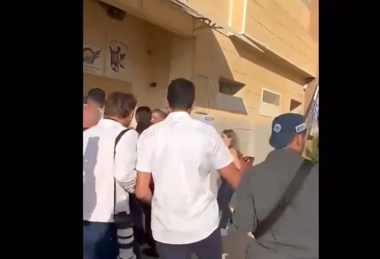 Sekretari i Jashtëm britanik shkoi në vizitë për t’u solidarizuar me Izraelin, por i duhet të vrapojë për t’u mbrojtur pasi Hamasi lëshoi raketa