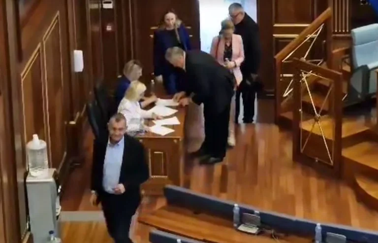 Deputetës e Listës Serbe nënshkruhen për të mos i humbur mandatet, pastaj shkojnë në bufe