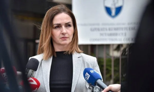 Ministrja Arbërie Nagavci që shkeli Kushtetutën, tash po rrezikon edhe fillimin e vitit të ri shkollor