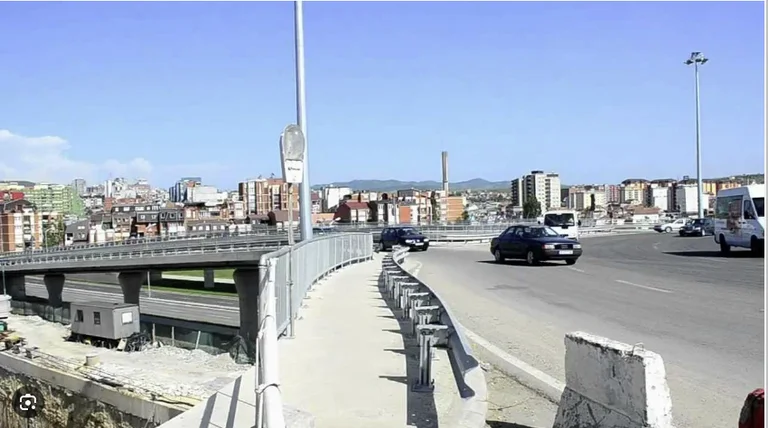 Aksident trafiku, vetura bie nga rrethrrotullimi në Prishtinë