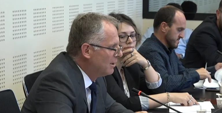 Masa ndaj mediave nga Kuvendi dhe Qeveria: Bislimit i kërkohet, por nuk distancohet nga deklarata e Fitore Pacollit