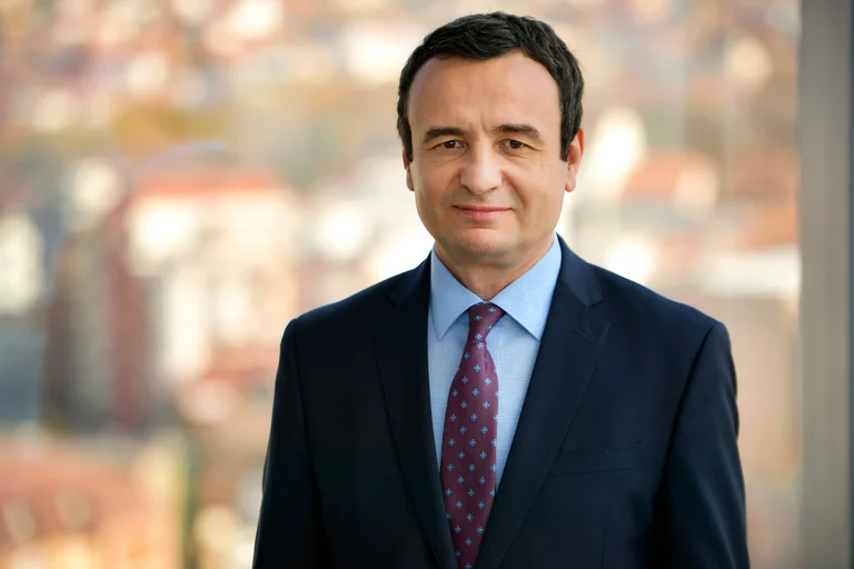 Albin Kurti kokëfortë në fillim, i zbutur më pas, i habitur në fund