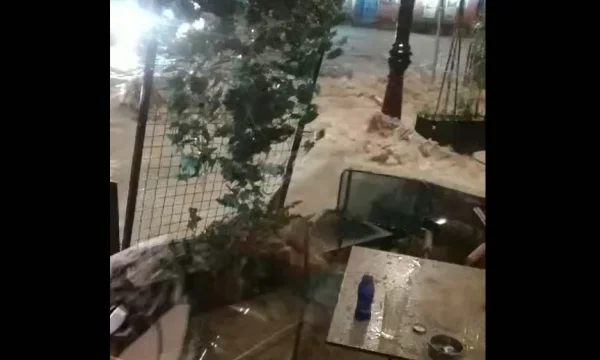 Çka dihet për vërshimet në Pejë: Nënë e bir humbën jetën, në lagjen Fidanishte u lënduan dy persona
