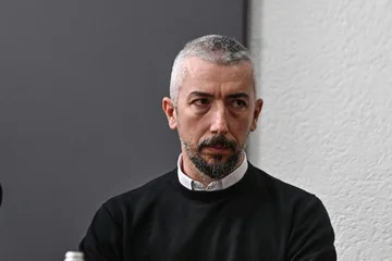 “Ajde u p**u mater…”, Erden Atiq i Vetëvendosjes çartet keq duke shpërndarë postimin e Albulena Haxhiut