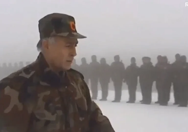 “Ushtarë, urime Festa e Flamurit” – Specialja publikon videon e rrallë të Jakup Krasniqit
