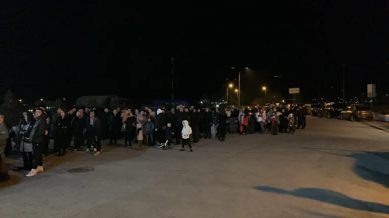 Ushtarët e FKS-së kthehen nga Turqia në Kosovë, qytetarët i presin në aeroport (VIDEO)