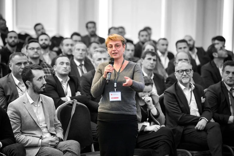 Kush është Dejona Mihali që po e kontrollon Vetëvendosjen