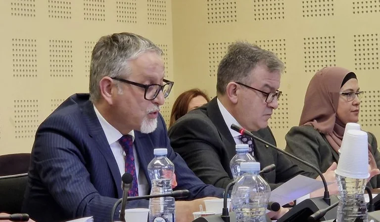 Vitia: Përveç ikjes nga Kosova, mjekët po kalojnë nga sektori publik në privat, po kanë oferta joshëse