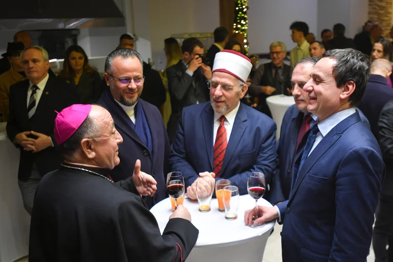 Qeveria Kurti fut duart te Bashkësitë Fetare, pritet t’ua kontrollojë raportet financiare (Dok)