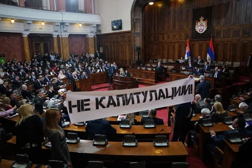 Vuçiq del para deputetëve serbë, pritet me ovacione dhe me një baner “Jo kapitullimit”