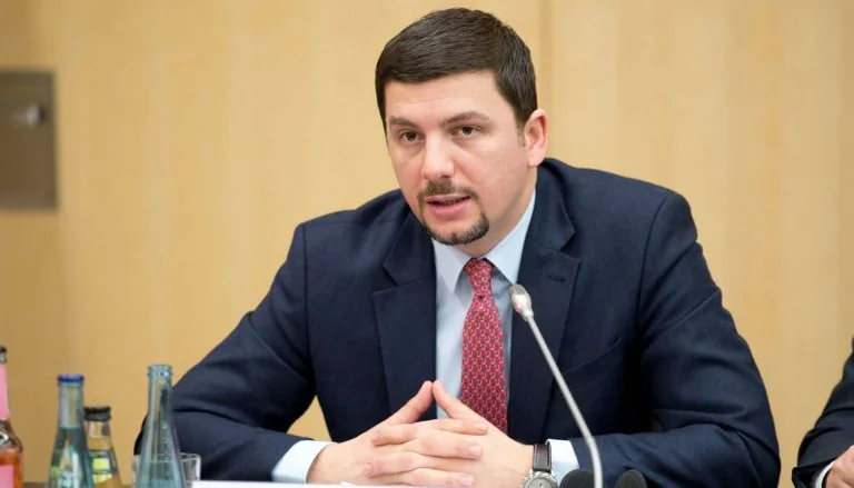 Krasniqi: Qeveria Kurti është fotografia e paaftësisë, rritja ekonomike për vitin 2022 do të jetë 2.9%