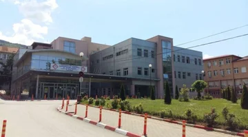 Mjeku për sulmin me thikë ndaj 27-vjeçarit në Prizren: Nuk mundëm ta shpëtonim, kishte lëndime në gjoks